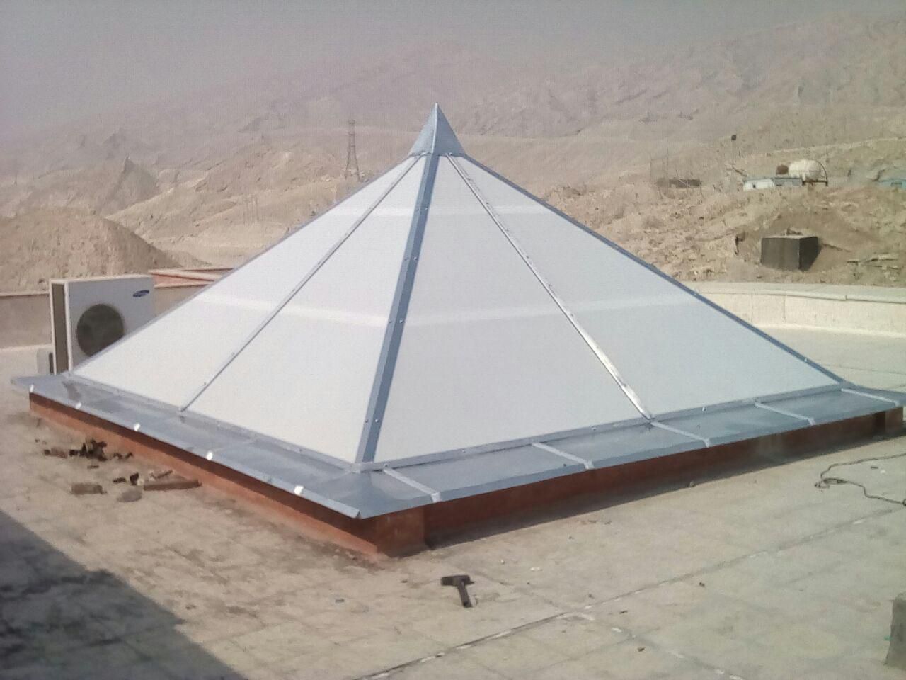پوشش نورگیر سقفی بشکل هرمی با ورق پلی کربنات